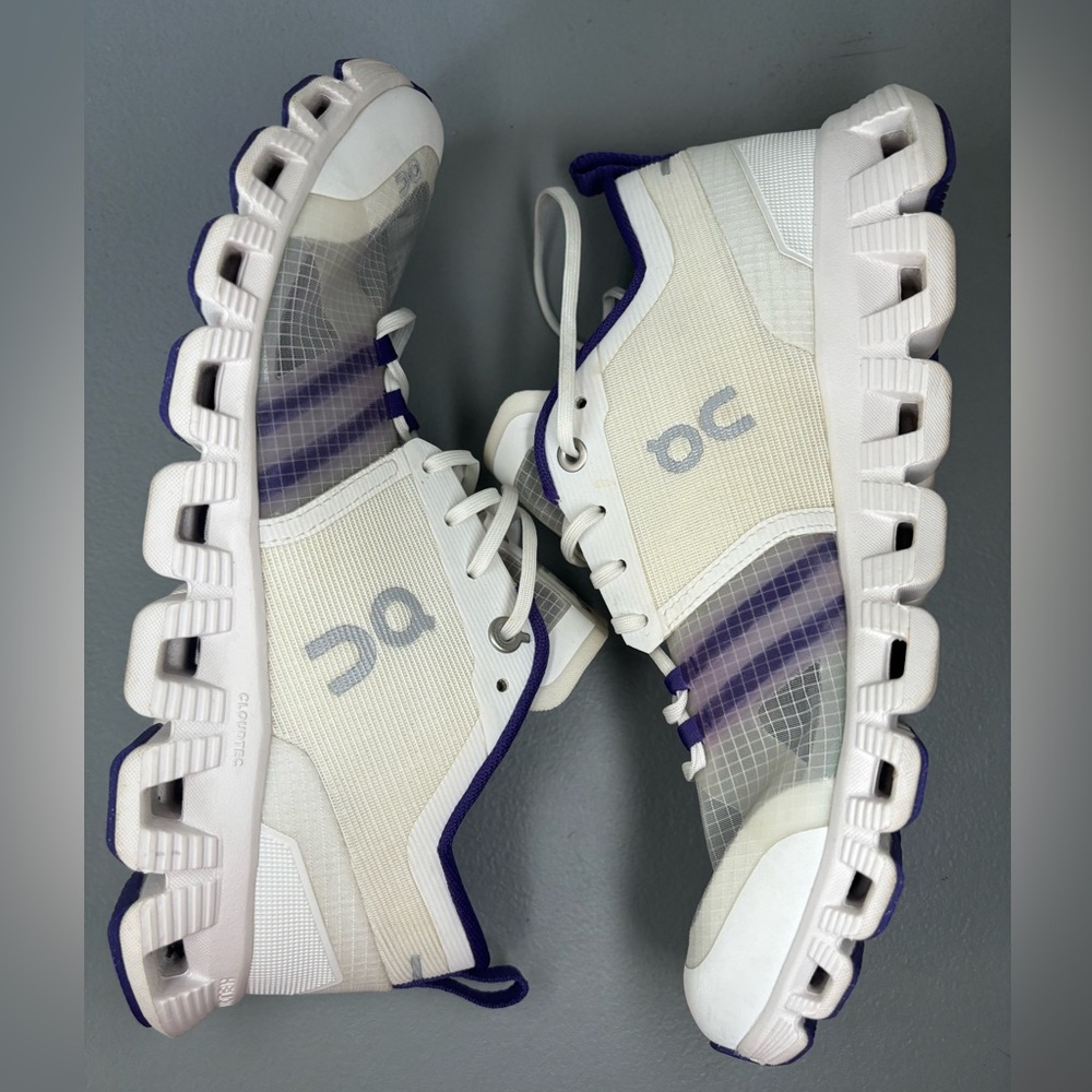 ON W CLOUD X SHIFT  Size 7